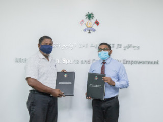 މިނިސްޓްރީ އޮފް ޔޫތް ސްޕޯޓްސް އެންޑް ކޮމިއުނިޓީ އެމްޕަވަރމެންޓްގައި ހޯމަ ދުވަހު ކުރިޔަށްދިޔަ ސޮއިކުރުމުގެ ރަސްމިއްޔާތުގެ ތެރެއިން