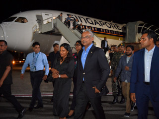 ޖަޕާނަށް ވަޑައިގެންނެވީ ޖަޕާނުގެ އައު އެމްޕެރަރ ރަސްމީގޮތުން ތަޚުތަށް އިސްކުރެއްވުމުގެ އިހްތިފާލުގައި ބައިވެރިވެވަޑައިގަތުމަށް