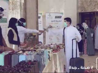 ކަރަންޓީންގައި ތިބި  މީހުން ހޮޓާ ދޫކޮށްދާއިރު ޞިއްޙި ޚިދުމަތްތެރިން ހަދިޔާ ދެއްވަނީ