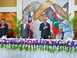 ރައީސުލްޖުމްހޫރިއްޔާގެ ދެކަނބަލުން، މެލޭޝިއާ ބޮޑުވަޒީރުގެ ޝަރަފުގައި ބޭއްވެވި ފުރަމާނަ މެންދުރުގެ ފަރިއްކޮޅުގެ ތެރެއިން