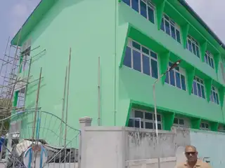 މަނަދޫ ސްކޫލުގައި ރައީސް ސޯލިހުގެ ސަރުކާރުގައި އިމާރާތް ކުރަން ފެށި 3 ބުރީގެ އިމާރާތް.