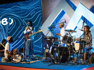 ޓުއަރިޒަމުން ބޭއްވި ހަރަކާތެއްގައި ދިވެހި ބޭންޑެއް ޕަރފޯމް ކުރަނީ