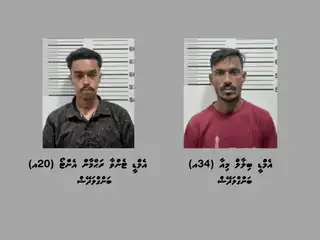 ހުޅުމާލޭ މަގުމަތިން ގިނަ އަދަދެއްގެ ބަނގުރާފުޅިތަކާއެކު ހައްޔަރުކުރި ދެ މީހުން.
