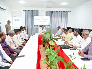 ރައީސް ޑރ.މުހައްމަދު މުއިއްޒު 2025 ވަނަ އަހަރު އެރަށަށް ވަޑައިގަންނަވައި، އެރަށުގެ ކައުންސިލްއާއެކު ބޭއްވެވި ބައްދަލުވުމުގެ ތެރެއިން. 