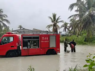 MNDF Southern Area Command has been deployed to assist with flood relief efforts in Addu City, following heavy rainfall that inundated the islands of Hithadhoo, Feydhoo, and Hulhumeedhoo. Military personnel are currently engaged in pumping out floodwaters and deploying sandbags to protect properties from water damage.