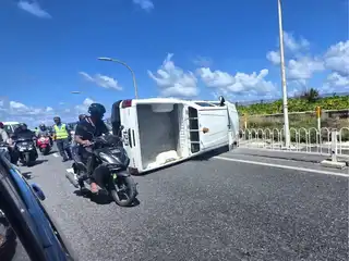 ސިނަމާލެ ބުރިޖާއި ގުޅުނު ހައިވޭގައި އެކްސިޑެންޓެއް ހިނގައި އުޅަނދެއް ފުރޮޅާލާފައި.