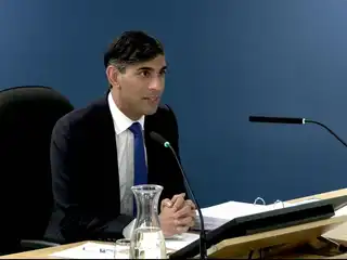 ކޮވިޑުގެ ތެރޭގައި ސަރުކާރުން އެތަކެއް ވަޒީފާ ތަކެއް ސަލާމަތްކޮށް، ނުރައްކާ ކުޑަ ކުރި: ކުރީގެ ބޮޑު ވަޒީރު ސުނާކް 