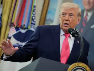 ވައިޓް ހައުސްގައި އޮތް ރަސްމިއްޔާތެއްގައި އެމެރިކާާގެ ރައީސް ޓްރަމްޕް ވާހަކަ ދައްކަވަނީ