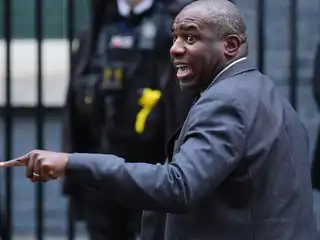 އިނގިރޭސިވިލާތުގެ ބޮޑު ވަޒީރުގެ ނައިބު ޑޭވިޑް ލެމީ، ޑައުނިން ސްޓްރީޓް އަށް ވަޑައިގެންނެވި ވަގުތު ނޫސްވެރިންނާ ވާހަކަ ދައްކަވަނީ