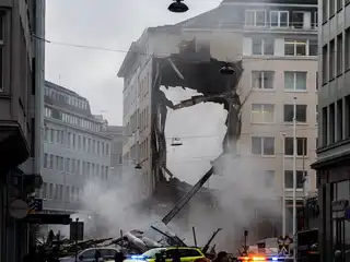 އޮސްލޯގައި ހުންނަ އެމެރިކާ އެމްބަސީ ކައިރިން ބާރުގަދަ ގޮވުމެއް!