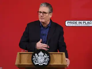 މެންޑެލްސަންގެ ދޮގު ތަކުގައި ޖެހެވުނީތީ، އެޕްސްޓީންގެ ޝިކާރައަކަށްވި މީހުންގެ ކިބައިން ބޮޑު ވަޒީރު ސްޓާމަރ މައާފަށް އެދިވަޑައިގެންފި 