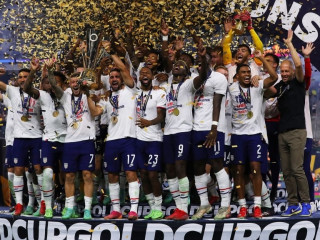 ގޯލްޑް ކަޕުގެ ޓްރޮފީއާއެކު އެމެރިކާގެ ކުޅުންތެރިން އުފާފާޅުކުރަނީ