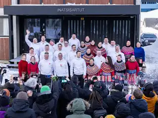 ގްރީންލޭންޑްގެ ބޮޑުވަޒީރު އަދި ޑިމޮކްރަޓިޓް ޕާޓީގެ ލީޑަރު ޖެންސް-ފްރެޑެރިކް ނިއެލްސަން (މ)، ގްރީންލޭންޑް ޕާލަމެންޓް ގެ ކުރިމަތީގައި ގާނޫނު ހަދާ މަޖިލީހުގެ މެމްބަރުންނާއެކު ގްރޫޕް ފޮޓޯއަކަށް ހުއްޓިގެން - އޭޕްރީލް 7، 2025