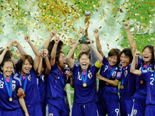 ޖަޕާން ކުޅުންތެރިން އަންހެނުންގެ ވޯލްޑްކަޕުގެ ޓްރޮފީ އުފުލާލަނީ