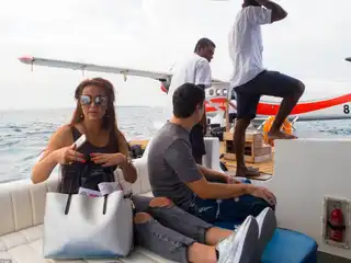 ރާއްޖެ އަށް ޒިޔާރަތްކުރި ރަޝިޔާގެ ދެ ފަތުރުވެރިން އެއަރޓެކްސީ އިން ފައިބައިގެން ރިސޯޓަށް ދިއުމަށް ލޯންޗުގައި މަޑުކޮށްލައިގެން