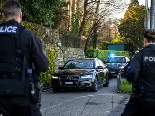 މަޝްވަރާ ތަކުގައި ބައިވެރިވާ އޮމާންގެ ވަފުދު ކާރު ކޮޅުގައި ވަޑައިގަންނަވާ ވަގުތު، ފުލުހުން ސަލާމަތީ ކަންކަން  ބަލަހައްޓަނީ