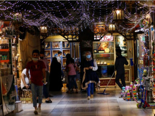 ޝޮޕިންގ މޯލްތައް ހުޅުވާލުމާއެކު މީހުން މާސްކު އަޅައިގެން ހަރަކާތްތެރިވަނީ