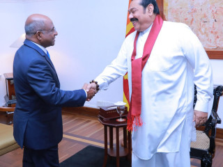 ލަންކާގެ ބޮޑު ވަޒީރު ރާޖަޕަކްސަ އާއި ފޮރިން މިނިސްޓަރ އަބްދުﷲ ޝާހިދު ސަލާމް ކުރައްވަނީ