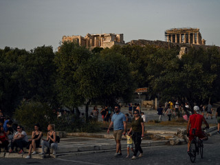 ގްރީސްގެ ވެރިރަށް އެތީންސްގައި ހުންނަ އެކްރޯޕޮލިސް ހުޅުވާލުމުން ޒިޔާރާތް ކުރި މީހުން