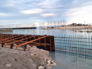 ހދ. ނެއްލައިދޫ ބަނދަރު ތަރައްގީ ކުރުމުގެ މަޝްރޫއުގެ ތެރެއިން ކޮންކްރީޓްގެ މަސައްކަތްތައް ކުރަނީ