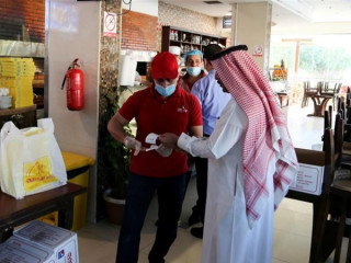 ސައުދީ އަރަބިއްޔާގެ ރެސްޓޯރެންޓަކުން މީހަކު ހިދުމަތް ހޯދަނީ