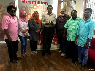 ހަނާ، އޭނާގެ މުއައްޒަފުންނާއެކު