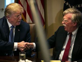 ނެޝަނަލް ސެކިއުރިޓީ އެޑްވައިޒަރު ޖޯން ބޮލްޓަން ރައީސް ޓްރަމްޕާ ސަލާމް ކުރައްވަނީ