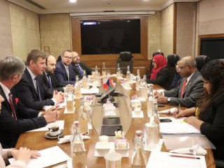 ރާއްޖެ ބޭރުންގައި ބޭއްވި ބައްދަލުވުމެއްގައި ފޮރިން މިނިސްޓަރ އަބްދުﷲ ޝާހިދު އަރިހުގައި މިނިސްޓްރީގެ އަންހެނުންގެ ޓީމެއް ބައިވެރިވަނީ