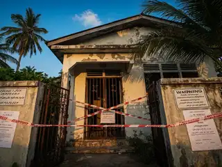 ވައްކަމާއި މަސްތުވާތަކެތި ބޭނުންކުރުން ފަދަ ކުށްތަކަށް ބޭނުންކުރަމުން އައި ގެއެއްގެ ހިޔާލީ ކުރެހުމެއް.  