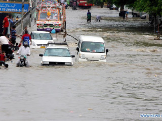 ޕާކިސްތާނުގެ ކަރާޗީގައި ބޯކޮށް ވާރެވެހި ފެން ބޮޑުވެފައި ވަނިކޮށް