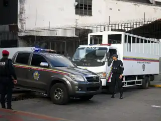 ވެނެޒުއެލާގައި ތިބި އެމެރިކާގެ ރައްޔިތުން ވަގުތުން އެ ޤައުމުން ފޭބުމަށް އަންގައިފި 