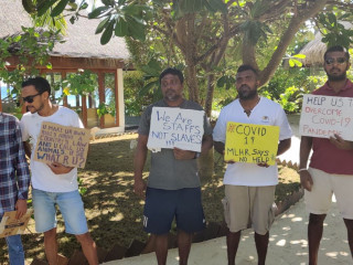 ރިސޯޓު މުވައްޒަފުންނަށް މުސާރަ ނުދޭ މައްސަލައިގައި ވަކަރުފަޅި އައިލެންޑް ރިސޯޓުގެ މުވައްޒަފުން ކުރި މުޒާހަރާގެ ތެރެއިން