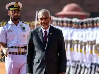 އިންޑިއާގެ ނިއުދިއްލީގައި ހުންނަ ރާޝްތުރަޕަތީ ބަވަންގައި 2024 އޮކްޓޫބަރު 7 ވަނަ ދުވަހު ބޭއްވި ރަސްމީ މަރުހަބާ ދެންނެވުމުގެ ރަސްމިއްޔާތުގެ ތެރެއިން، ދިވެހިރާއްޖޭގެ ރައީސުލްޖުމްހޫރިއްޔާ ޑޮކްޓަރ މުޙައްމަދު މުޢިއްޒު ގާޑް އޮފް އޮނަރ އެއް އިންސްޕެކްޓް ކޮށްދެއްވަނީ.