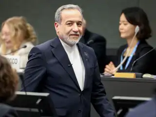 އީރާން އިން ރަތް ރޮނގު ކަނޑައަޅައި، ޕާކިސްތާން މެދުވެރިކޮށް އެކަން އަންގައިފި