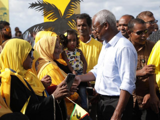 President Ibrahim Mohamed Solih shaking hands with an MDP supporter