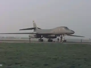 އެމެރިކާގެ އެލްސްވޯތު އެއަރ ފޯސް ބޭސްއަށް ނިސްބަތްވާ ބީ-1ބީ ލާންސަރ މަރުކާގެ ބޯޓެއް، އިނގިރޭސިވިލާތުގެ އާރް.އޭ.އެފް ފެއަރފޯޑްގައި ޖައްސާފައި.