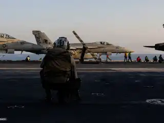 ޔޫއެސް ނޭވީން އާންމުކޮށްފައިވާ މި ފޮޓޯއިން ފެންނަނީ، 2026 މާރިޗު 1 ވަނަ ދުވަހު ކަނޑުމަތީގައި ކުރިއަށްދިޔަ "އޮޕަރޭޝަން އެޕިކް ފިއުރީ" އަށް އެހީތެރިކަން ފޯރުކޮށްދިނުމުގެ ގޮތުން، ނިމިޓްޒް ކްލާސްގެ މަތިންދާބޯޓު އުފުލާ މަނަވަރު، ޔޫއެސްއެސް އަބްރަހަމް ލިންކަން (CVN 72) ގެ ފްލައިޓް ޑެކުން ފުރުމަށް ތައްޔާރުވަމުންދާ ސްޓްރައިކް ފައިޓަރ ސްކޮޑްރަން (VFA) 14 ގެ އެފް/އޭ-18އީ ސުޕަރ ހޯނެޓް މަތިންދާބޯޓެެއް.