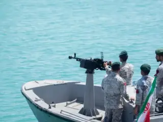 އީރާނުގެ ވެރިރަށް ތެހެރާނާ ގާތްގަނޑަކަށް 1،135 ކިލޯމީޓަރު (705 މޭލު) ދުރުގައި އޮންނަ ސްޓްރެއިޓް އޮފް ހުރްމުޒް ކައިރިން ޕާޝިއަން ގަލްފް ސަރަހައްދުގައި، ހަތިޔާރު އެޅި ހަލުވި ދުވެލީގެ ބޯޓެއްގައި އީރާނުގެ ކަނޑުގެ ސިފައިން ހަރަކާތްތެރިވަނީ