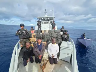 ޕެސިފިކް ކަނޑުގެ ސަރަހައްދުން ހަ ޓަނަށްވުރެ ގިނަ ކޮކެއިން އެލް ސަލްވަޑޯރގެ ކަމާބެހޭ އިދާރާތަކުން ވަނީީ އަތުލައިގަނެފައި.