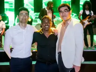 ހަމްބޯ މޯލްޑިވްސްގެ މައިނޯރިޓީ ހިއްސާދާރު މަމްދޫހު (މ) އަދި ހަމްބޯ ކުންފުނީގެ ބައެއް ވެރިން 