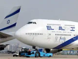 އެލް އަލް ބޯއިންގ 747 މަރުކާގެ ބޯޓެއް ތެލް އަވީވް ގެ ބެން ގުރިއޮން އެއަރޕޯޓުގައި ގޭޓަށް ގެންދަނީ - ޖުލައި 9، 2003.