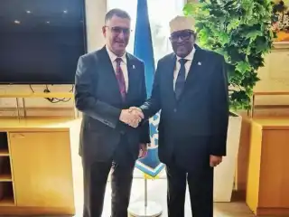 އިޒްރޭލުގެ ޚާރިޖީ ވަޒީރު ގިޑިއޮން ސާރު ސޯމާލިޔާގެ ރައީސް އަބްދީރަހްމާން މުހައްމަދު އަބްދުالله އާއި ބައްދަލުކުރައްވަނީ، ޖެނުއަރީ 6، 2026