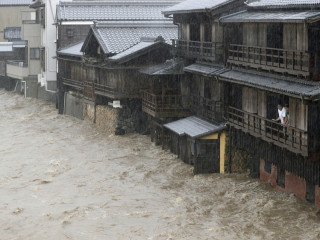 މެދުތެރޭ ޖަޕާނުގައި އޮންނަ އިސުޒޫ ކޯރު ބަންޑުން ޖަހާލަނީ