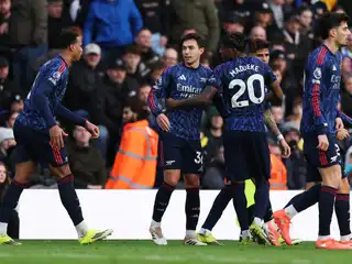 ހަތަރު ލަނޑުގެ މޮޅާ އެކު، އާސެނަލް އިން ލީޑު ފުޅާ ކޮށްފި