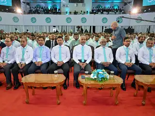 ޕީއެންސީގެ ކޮންގްރެސްއާ ދިމާކޮށް، މިނިސްޓްރީތަކުގެ ސިވިލް މުވައްޒަފުން ގަޑިބަހައިގެން ކޮންގްރެސްގެ މަސައްކަތަށް ނުކުންނަން މަޖުބޫރުކޮށްފި