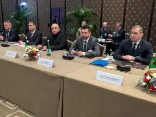 ޔޫކްރެއިންގެ ވަފުދުގެ މަންދޫބުން، ތިން ފަރާތް ބައިވެރިވާ މަޝްވަރާތައް ތިން ބުރަކަށް ކުރިއަށް ގެންދާއިރު، ފުރަތަމަ ދުވަހުގެ ބައްދަލުވުން ބާއްވާފައި ވަނީ އަންގާރަ ދުވަހު