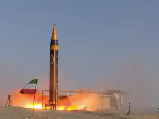 އީރާނުގެ ވެރިރަށް ތެހެރާންގައި މަތީ ފަންތީގެ އަސްކަރީ އޮފިޝަލުންގެ ބައިވެރިވުމާއެކު 2023 ވަނަ އަހަރުގެ މެއި މަހުގެ 7 ވަނަ ދުވަހު ބޭއްވި ޕްރޮމޯޝަނަލް ޕްރޮގްރާމެއްގެ ތެރެއިން، އެ ގައުމުގެ މެދު ރާސްތާގެ ބެލިސްޓިކް މިސައިލެއް ކަމަށްވާ "ޚައިބަރު" (ޚުއްރަމްޝަހަރު-4) ޓެސްޓު ކުރުމަށް ފޮނުވާލާ މަންޒަރު.