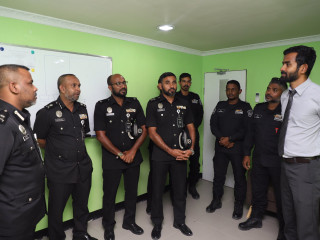 ކޮމިޝަނަރ އޮފް ޕްރިޒަން އަހުމަދު މުހައްމަދުފުޅު ޖަލު ބަލަހައްޓާ އޮފިސަރުންތަކަކާއި އެކު