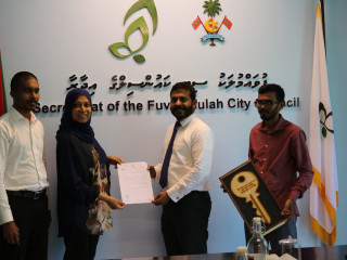 ހައުސިން މިނިސްޓަރ އާތިފާ ޝަކޫރު ފުވައްމުލަކު ސިޓީ ކައުންސިލާއި ހައުސިން ޔުނިޓްތަކުގެ ތަޅުދަނޑި ހަވާކޮށްދެއްވަނީ