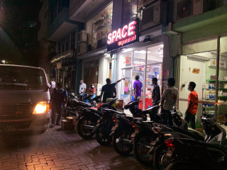 ސާމާނު ގަންނަން ވެގެން ފިހާރައެއް ކައިރީގައި މީހުން ކިއުގައި ޖެހިގެން